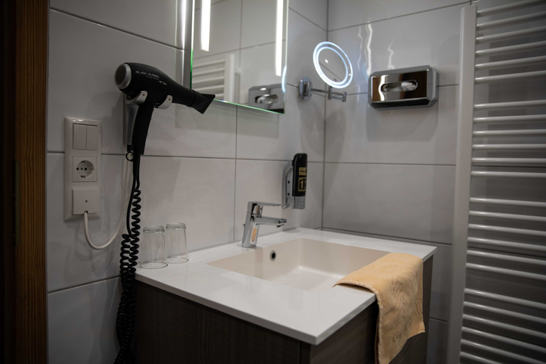 Bathroom 5, Landgasthof Goldener Pflug, Rosenheim