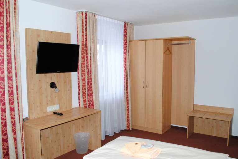 Bedroom 2, Landgasthof Goldener Pflug, Rosenheim
