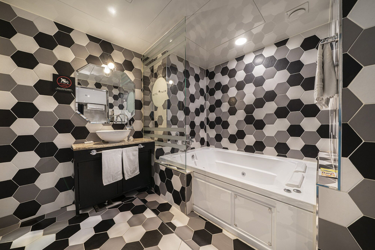 Bathroom 4, Hotel Yaja Guri Sutaek, Guri