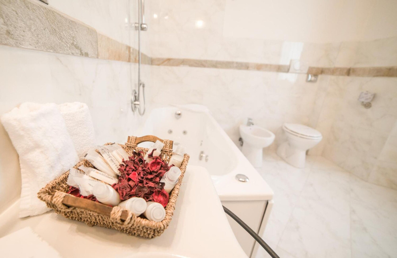 Bathroom 3, Hotel Abetone e Piramidi, Pistoia