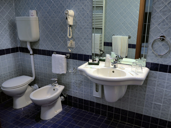 Bathroom 4, Hotel Ferrari, Genova