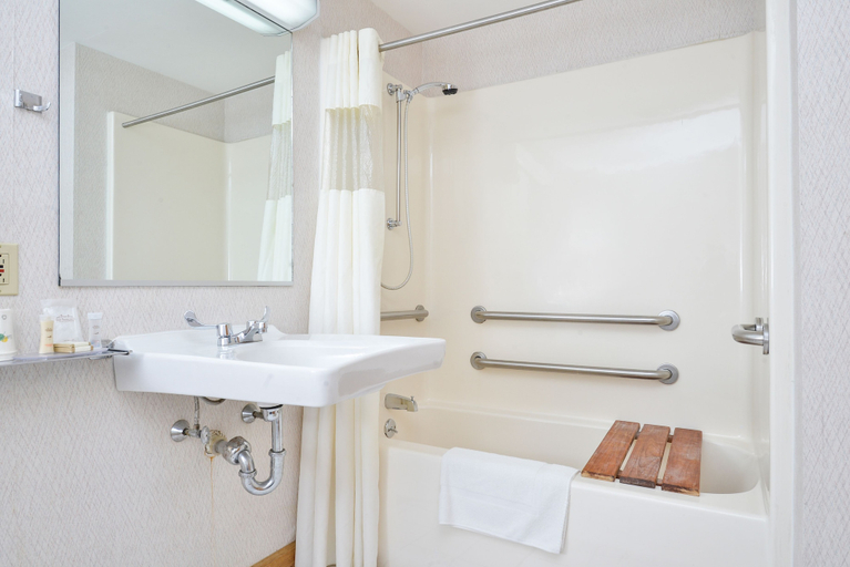 Bathroom 4, Howard Johnson by Wyndham Lenox, Berkshire