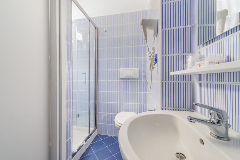 Bathroom 4, Hotel Spicy, Napoli