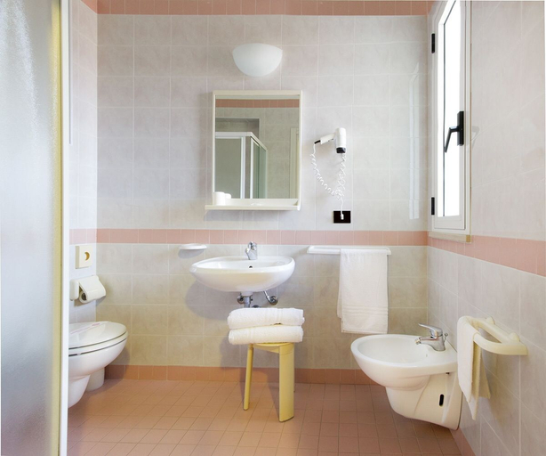 Bathroom 4, Hotel Loretta & Dependance, Ravenna