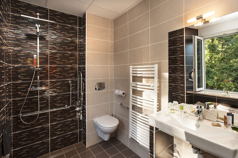 Bathroom 4, Logis Hôtel Restaurant Les 2 Rives - A75, en bordure de rivière, Lozère