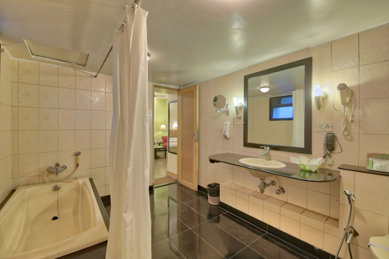Bathroom 4, Vishwaratna Hotel, Kamrup Metropolitan