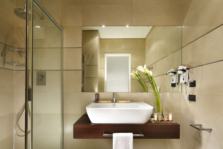 Bathroom 4, Hotel La Favorita, Mantua