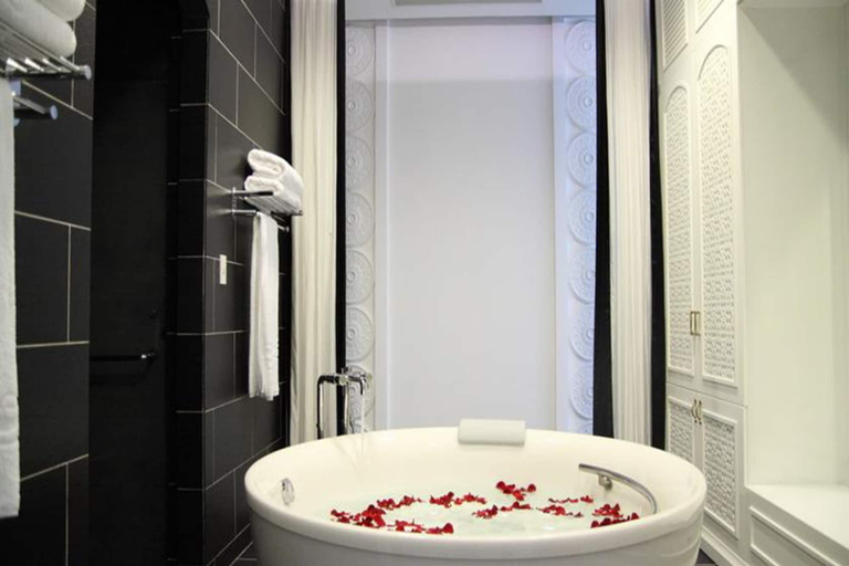 Bathroom, Chloe Gallery, District 7