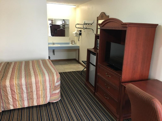 Bedroom 2, Huggy Bear Motel, Huntington