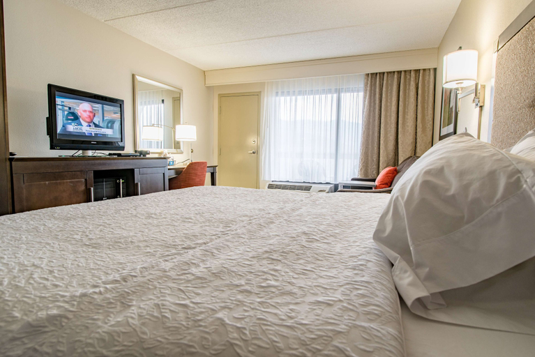 Bedroom 3, Hampton Inn Caryville-I-75/Cove Lake-State Park, Campbell