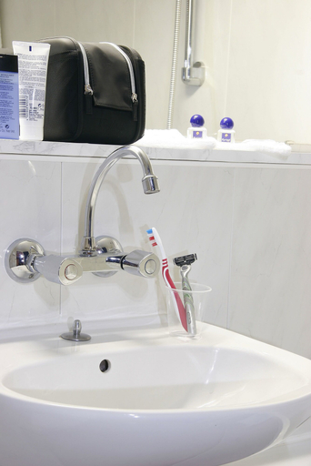 Bathroom 4, Brit Hotel Vallee du Lot, Lot-et-Garonne