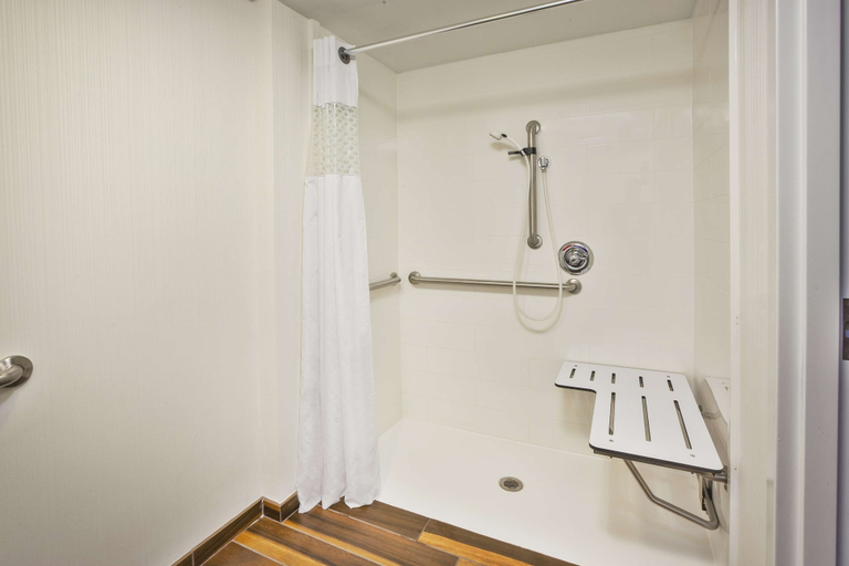 Bathroom 4, Hampton Inn Gaylord, Otsego