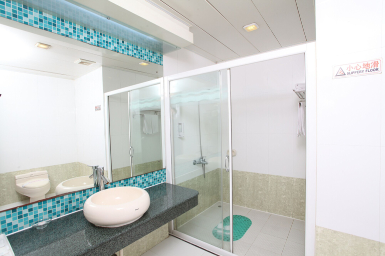 Bathroom 5, Xinhua Hotel, Guangzhou