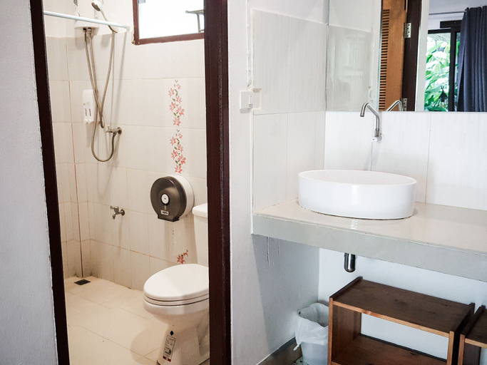 Bathroom 5, Glur Hostel, Mueang Krabi