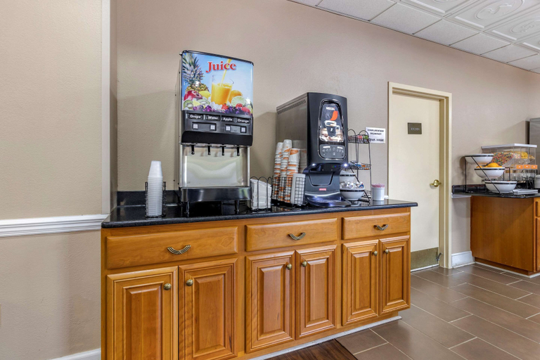 Food & Drinks 5, Comfort Inn & Suites Statesboro - University Area, Bulloch