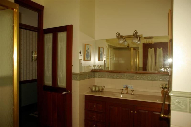 Bathroom 4, Riviera Bed and Breakfast, Gold Coast