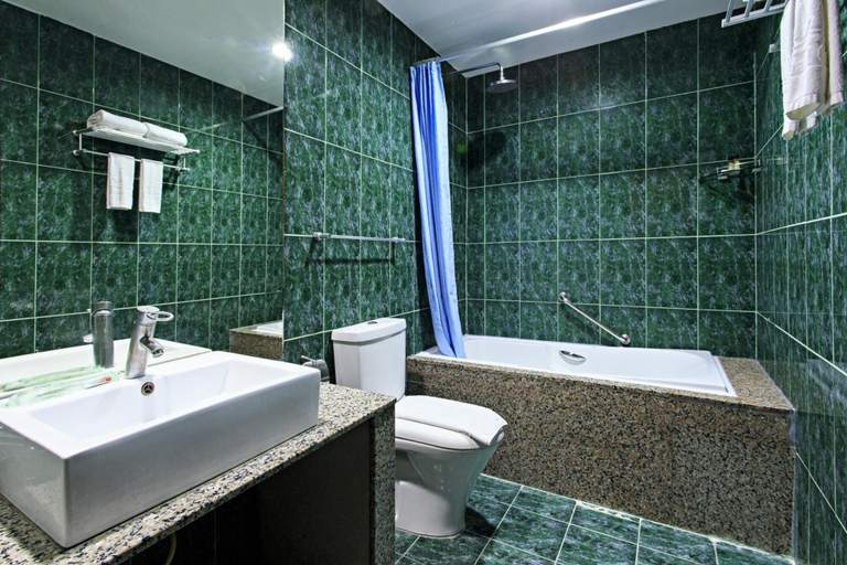 Bathroom 4, The Orchard Cebu Hotel & Suites powered by Cocotel, Mandaue City