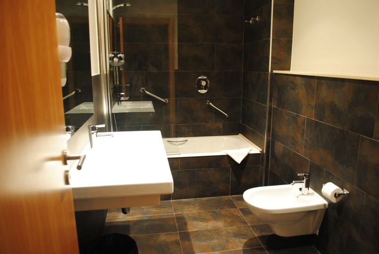 Bathroom 3, Apartamentos Marítimo Ris, Cantabria