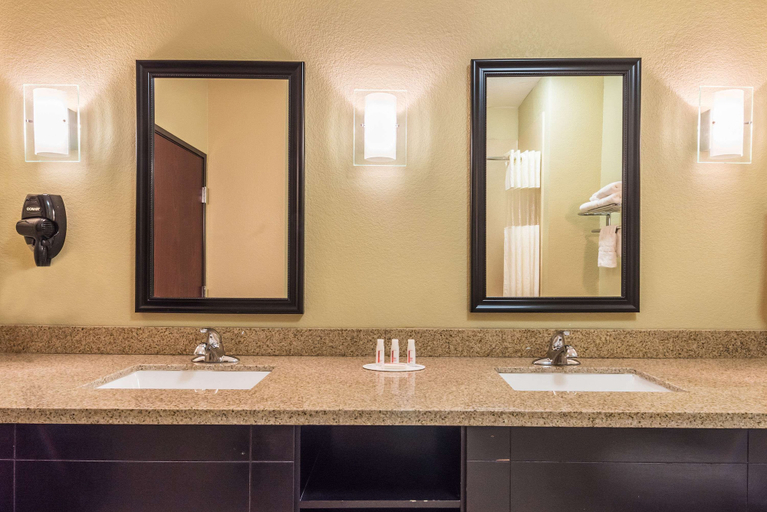 Bathroom 4, Days Inn & Suites by Wyndham Mineral Wells, Parker