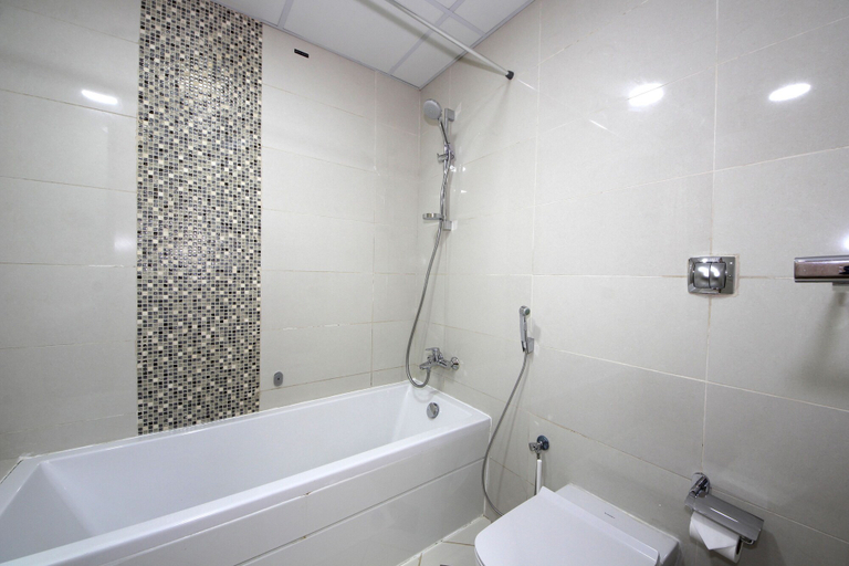 Bathroom, 1 Bedroom Apartment in Continental Tower, Dubai