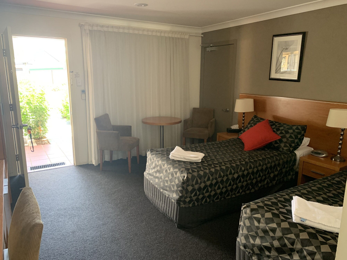 Bedroom 2, The Grapevine Motel, Muswellbrook