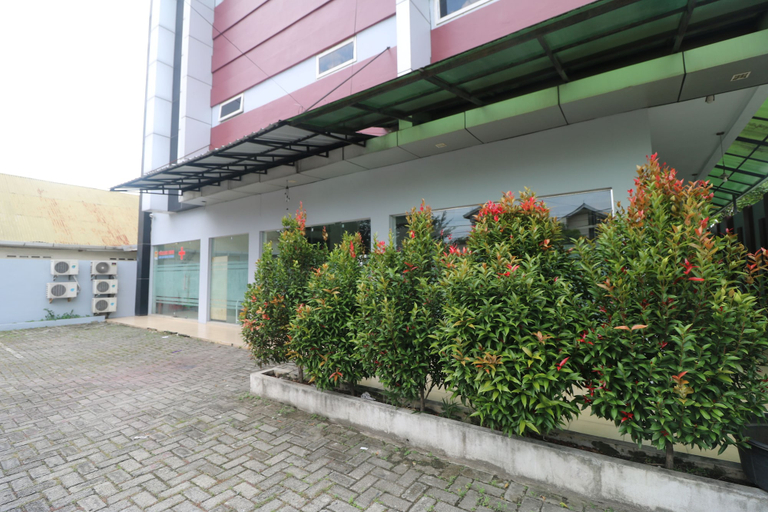 Exterior & Views 2, RedDoorz @ Jalan Krakatau Medan, Medan