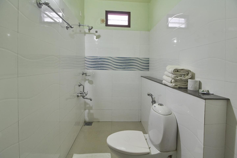 Bathroom 3, Shamrock, Idukki