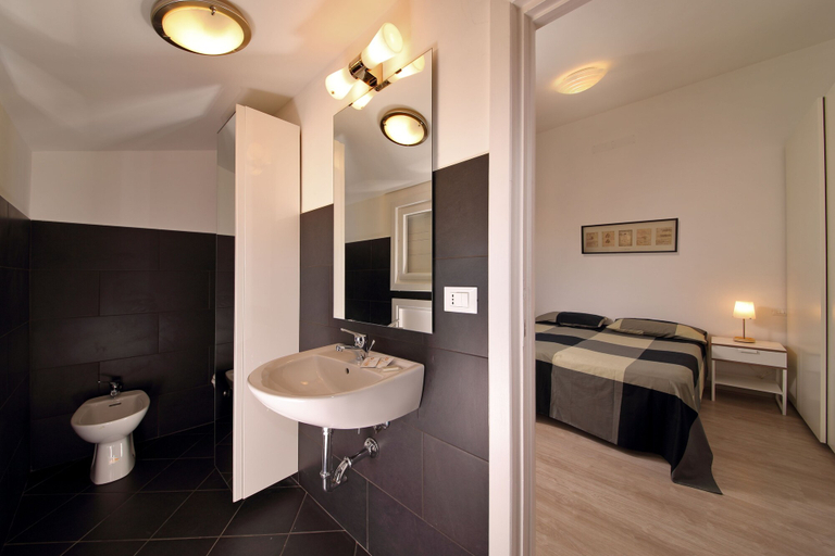 Bathroom 4, Radio Hotel, Roma