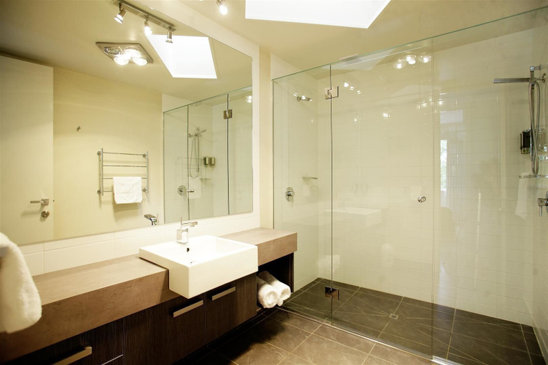 Bathroom 5, Tindarra Resort, Murray