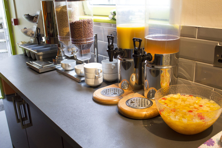 Food & Drinks 2, Snoozles Quay Street Tourist Hostel
