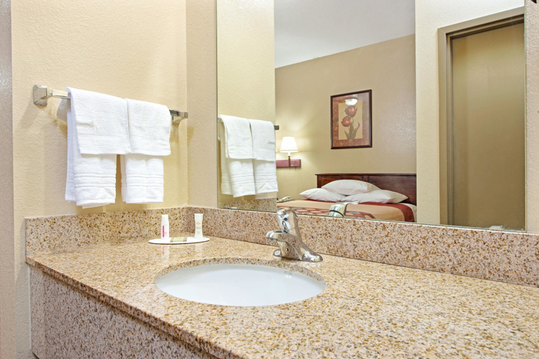 Bathroom 4, Super 8 by Wyndham St. Louis Airport, Saint Louis