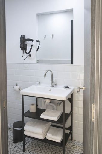 Bathroom 4, I Host You, Madrid