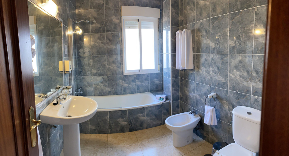 Bathroom 4, Hotel & Apartamentos Cons da Garda, Pontevedra