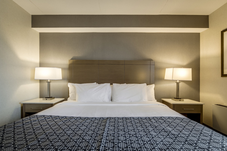 Bedroom 3, Monte Carlo Inn Airport Suites, Peel