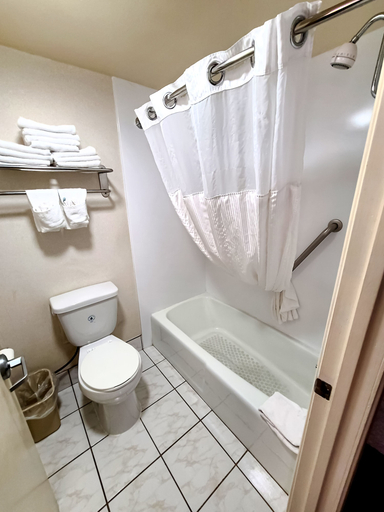 Bathroom 4, Huntington Beach Inn, Orange