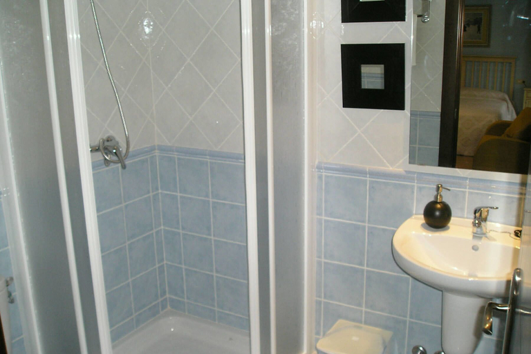 Bathroom 4, Hostal Ciudad Antigua, Albacete