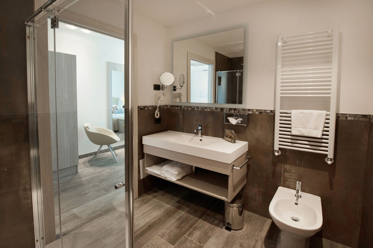 Bathroom 5, Amaris, Verona