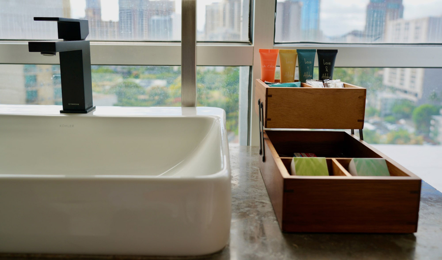 Bathroom 4, Hotel La Croix, Honolulu