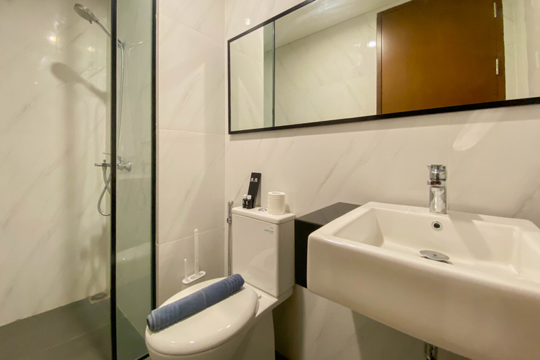 Bathroom 5, Elegant and Homey Studio Ciputra World 2 Apartment By Travelio, Jakarta Selatan