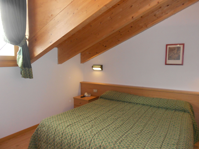 Bedroom 3, Hotel Garni Lago Nembia, Trento
