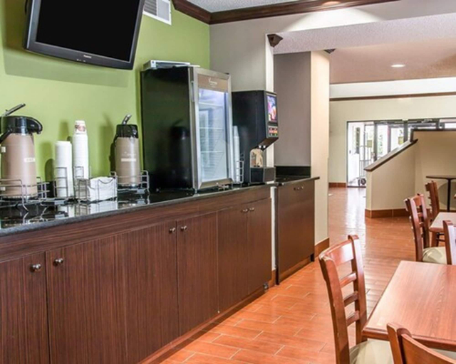 Food & Drinks 5, Baymont by Wyndham Flat Rock, Wayne