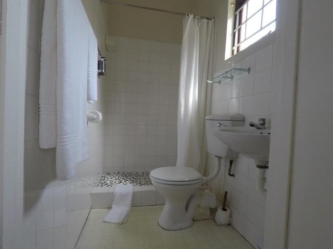 Bathroom 4, Selborne Bed and Breakfast, Buffalo City