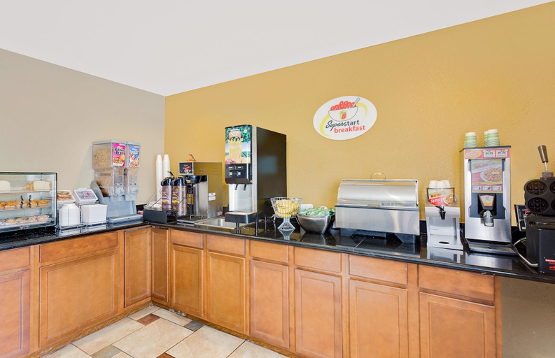 Food & Drinks 5, Super 8 by Wyndham Decorah, Winneshiek