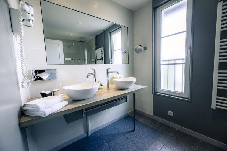Bathroom 4, Hotel Le Lion d'Or et restaurant la Table du Lion, Calvados