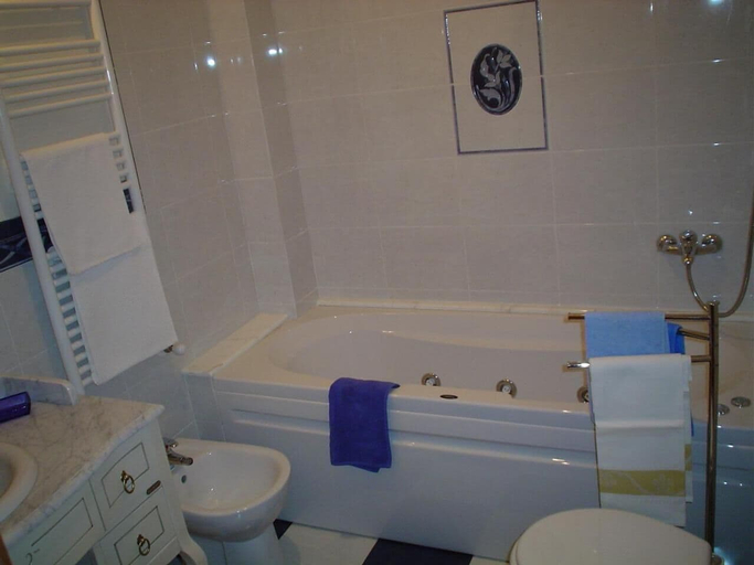 Bathroom 5, Petit Château, Pistoia