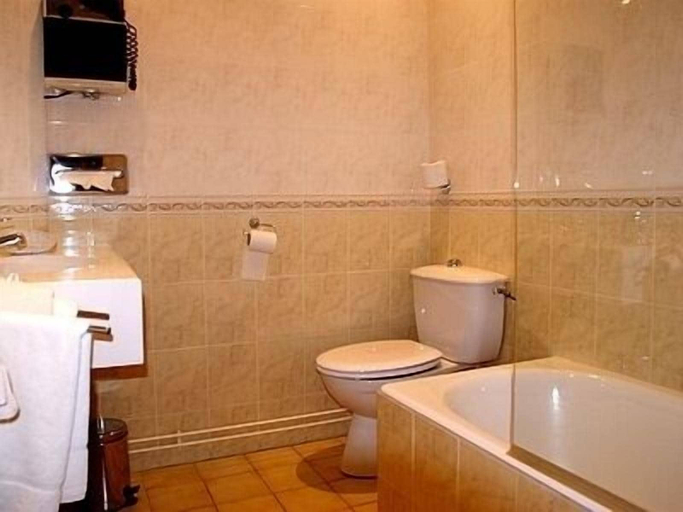 Bathroom 3, Logis Hotel Le Commerce, Ariège