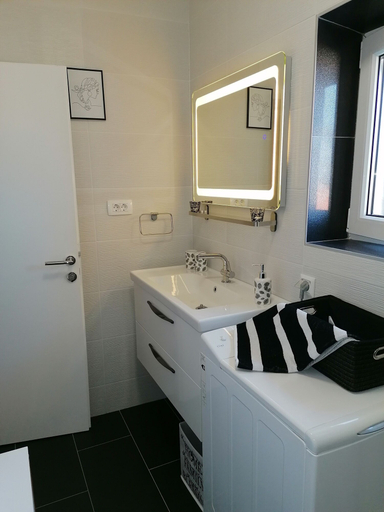 Bathroom 3, Apartments Ruza Vjetrova, Postira