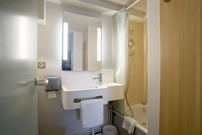 Bathroom 4, B&B HOTEL Moulins Toulon‑sur‑Allier, Allier