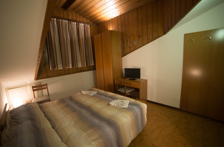 Bedroom 2, Casa Montana S. Maddalena di Canossa, Belluno
