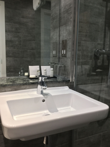Bathroom 3, The Boleyn Hotel, Surrey